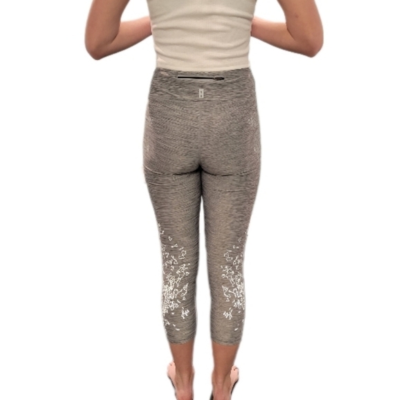 R8 Women's Heather grey leggings with reflective pattern on the sides size Med - Picture 2 of 9